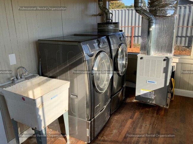 Building Photo - Country property minutes from downtown Pet...