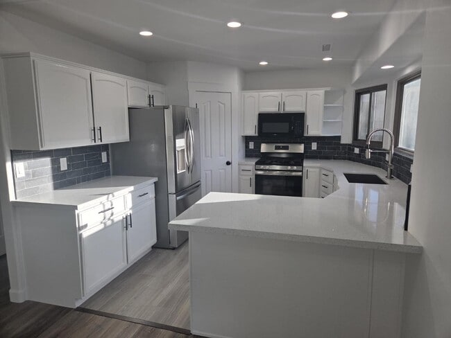 Building Photo - 5143 N Desert Ln