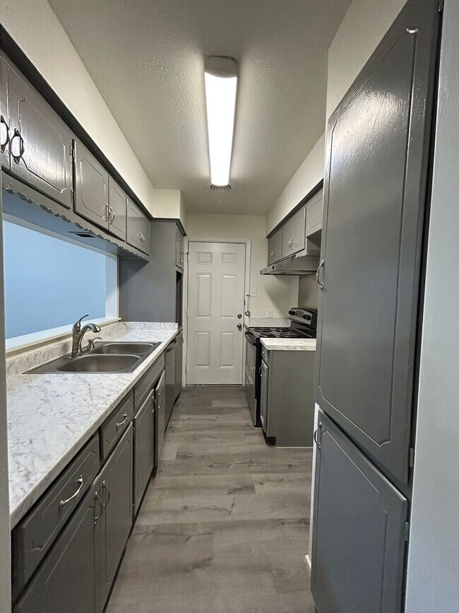 Building Photo - Ginder Properties1 (3601 Catalina Dr)