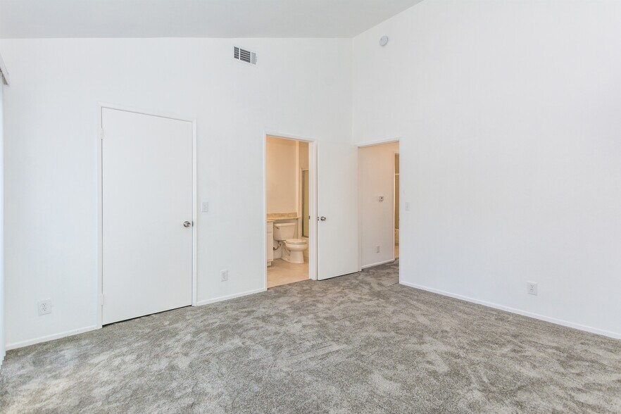 Building Photo - 534 Venice Way