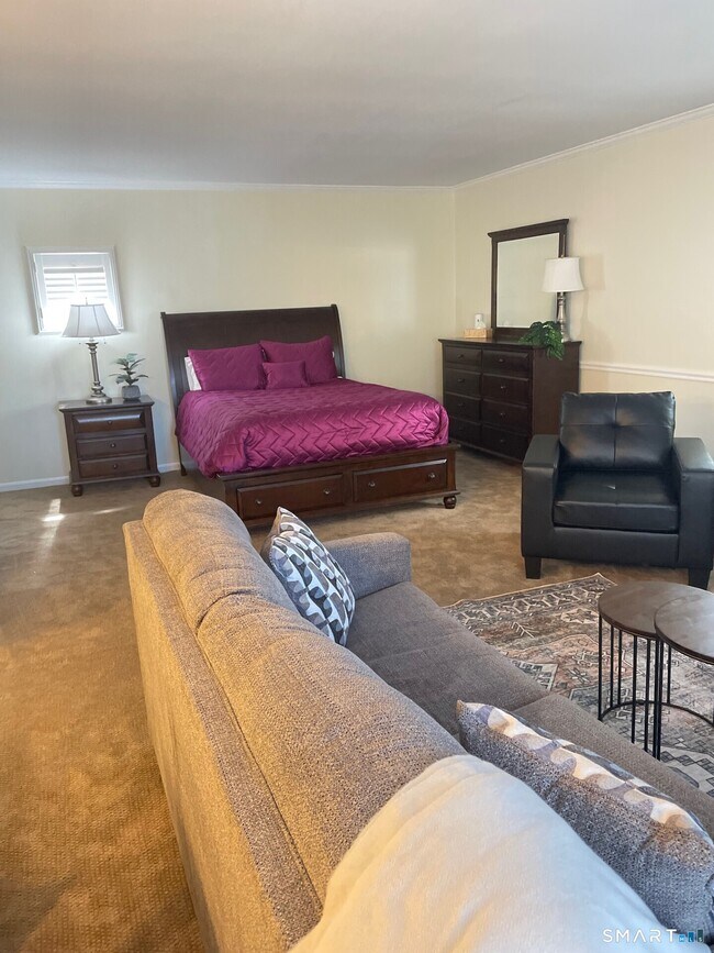 Building Photo - 221 Old Pond Ln