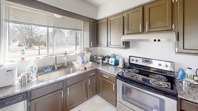 Building Photo - 1302 W Huron St