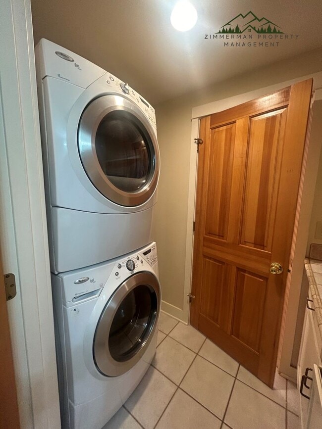 Building Photo - 320 Sunset Dr