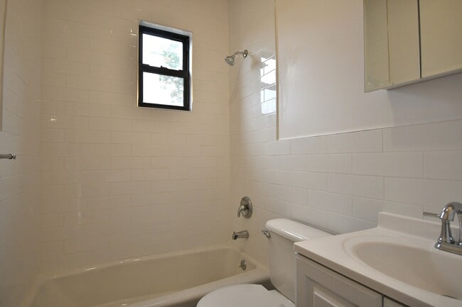 Building Photo - 2211 De Reimer Ave