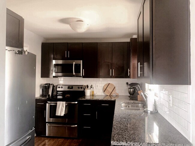 Building Photo - 1102 Greenbriar Cir