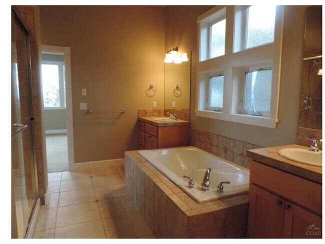 Building Photo - Awbrey Butte Home with Views!