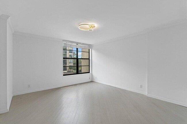 Building Photo - 8 Royal Palm Way