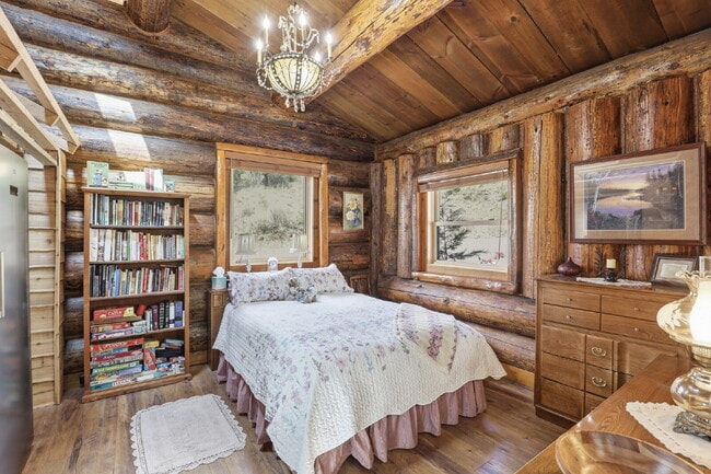 Building Photo - 2BR, 2BTH Executive Log Cabin Living Overlooking Carlin Bay on Lake Coeur d'Alene