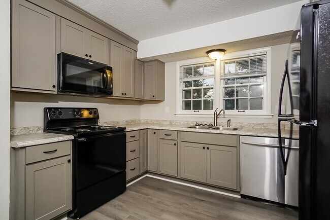 Building Photo - Large 4 Bedroom Home!