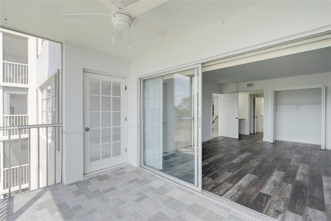 Building Photo - 3050 N Palm Aire Dr