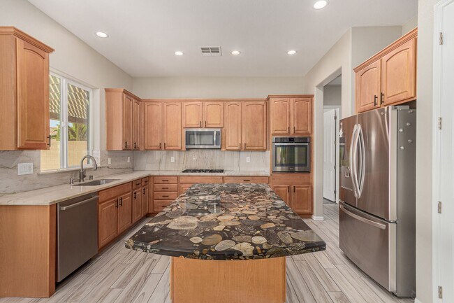 Building Photo - Anthem Highlands home with energy saving u...