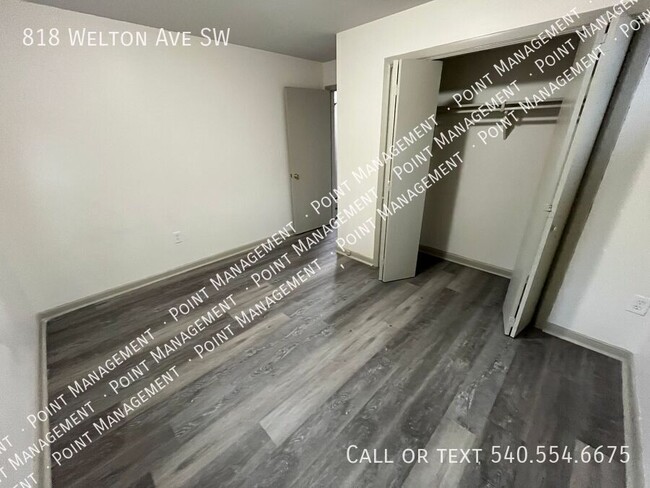 Building Photo - 2 Bed 1 Bath, Split Level Duplex