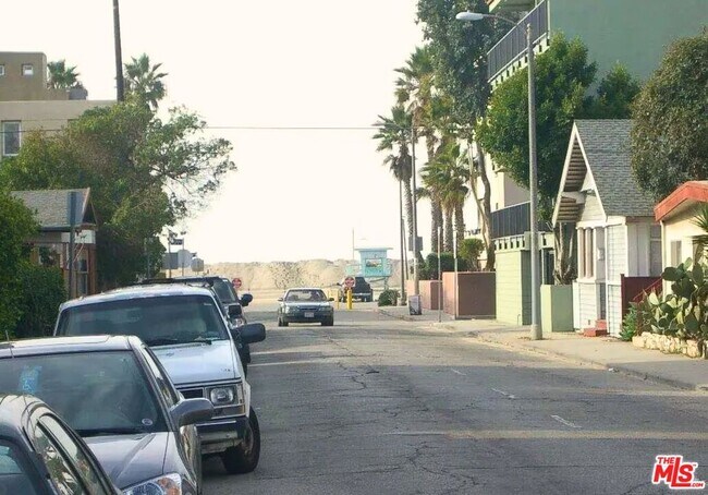 Building Photo - 31 S Venice Blvd