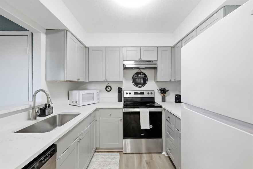 Building Photo - 2162 E Arkansas Ln