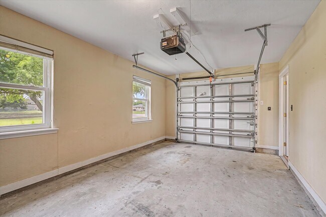 Building Photo - 827 Pickney Ave