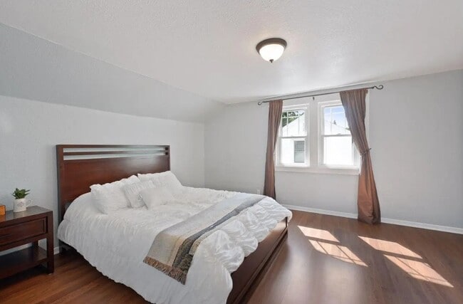 Building Photo - 5000 Zenith Ave S