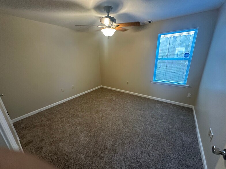 Building Photo - 1045 E Rossiland Cir