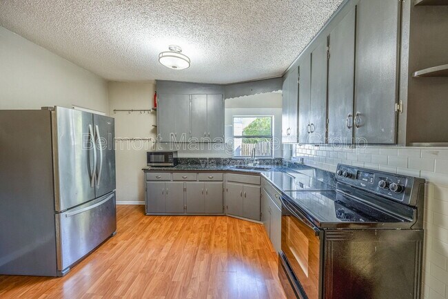 Building Photo - 1028 Canovia Ave