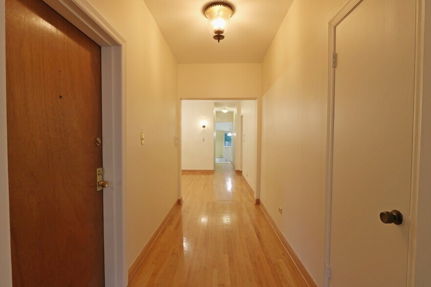 Building Photo - 918 W Buena Ave