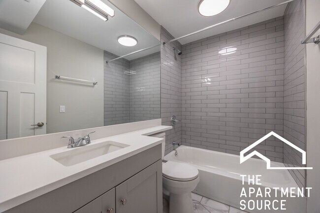 Building Photo - 1220 N La Salle Dr