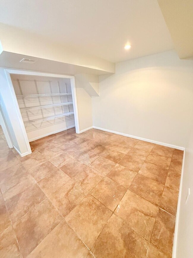 Building Photo - Spacious 3-Bedroom 1.5 - bathroom Home for Rent