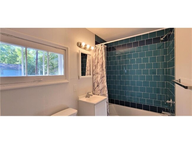 Building Photo - 2335 Hemlock Ln N