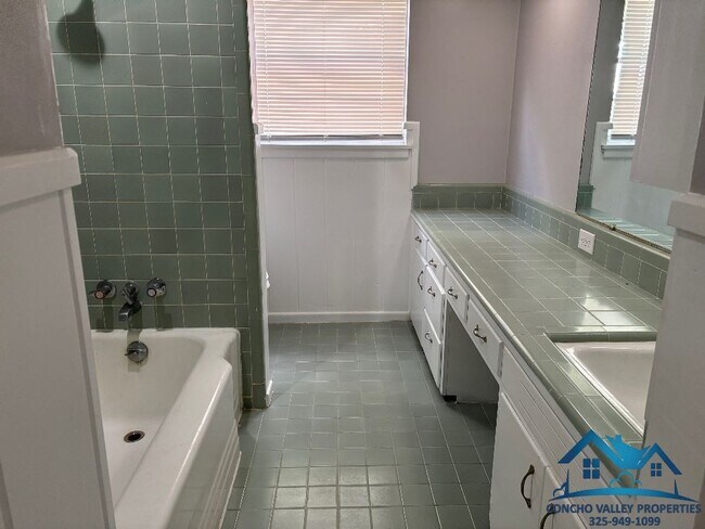 Building Photo - 2661 Oxford Ave