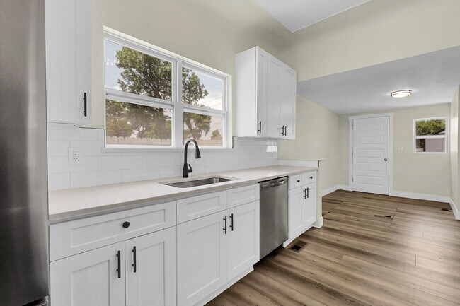 Building Photo - $2,095 - 2 Bed, 1 Bath Newly Renovated Hom...