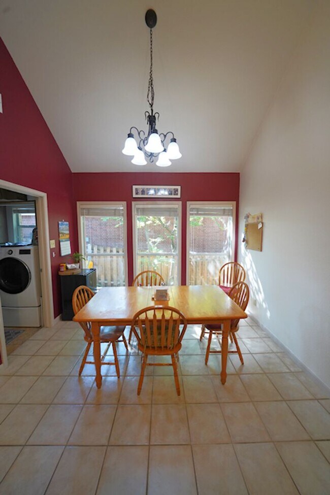 Building Photo - Gorgeous Home in the Coveted Greenshire Subdivision - Realtor Commission: $400