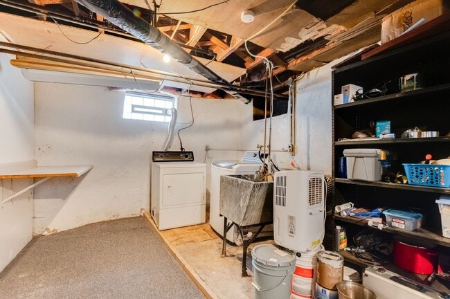 Building Photo - Gorgeous Uptown 4-bed 2-bath Single-Family House w/ Garage + Fenced-In Yard