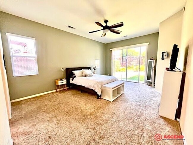 Building Photo - Beautiful Home in the Northwest!