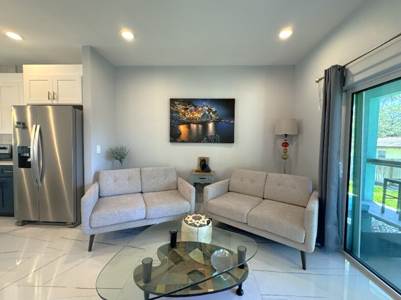 Building Photo - 271 Diogenes St