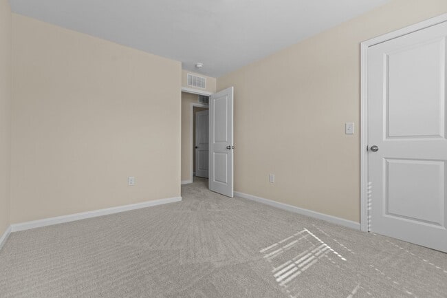 Building Photo - 624 Hiddenbrook Dr