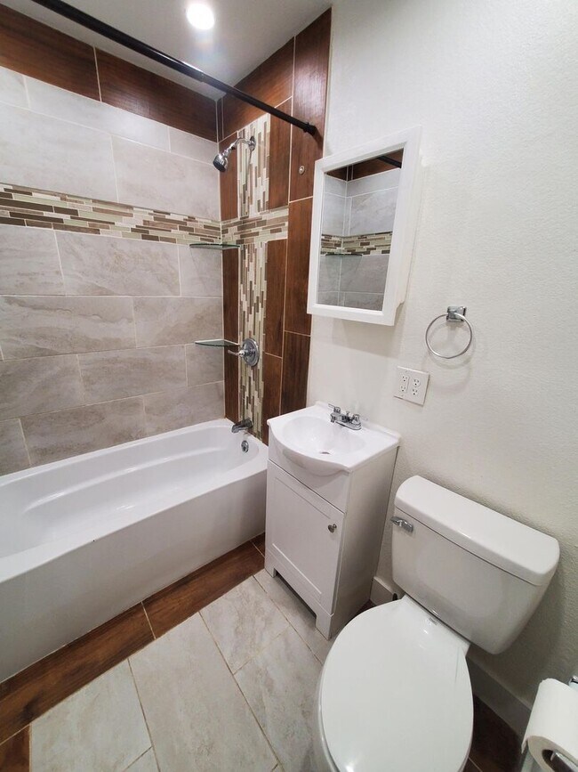 Building Photo - Free standing home just 2 blocks from Central and Mclean