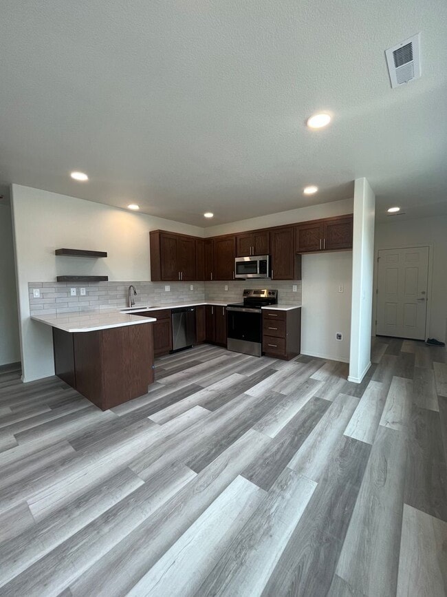 Building Photo - 975 W 27th Ave