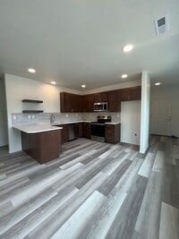 Building Photo - 3-Bedroom 2.5-Bathroom Townhouse in Friendly Neighborhood