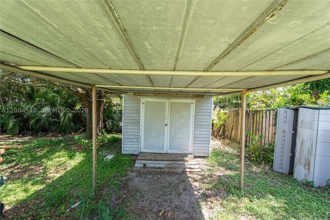 Building Photo - 618 SW Ray Ave