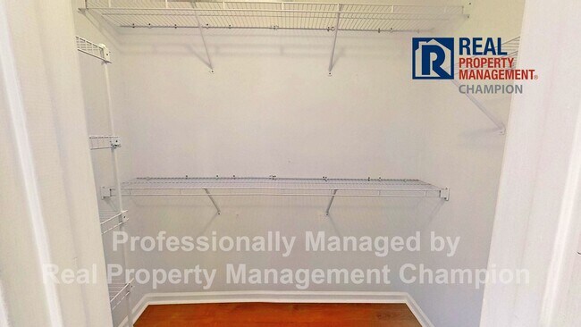 Building Photo - Charming home with open floor plan, vaulted ceilings and spacious backyard