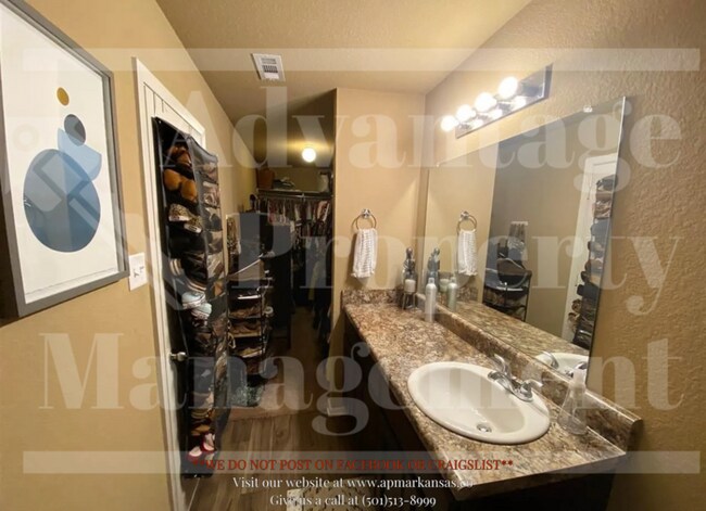 Building Photo - 3010 Alderwood Dr
