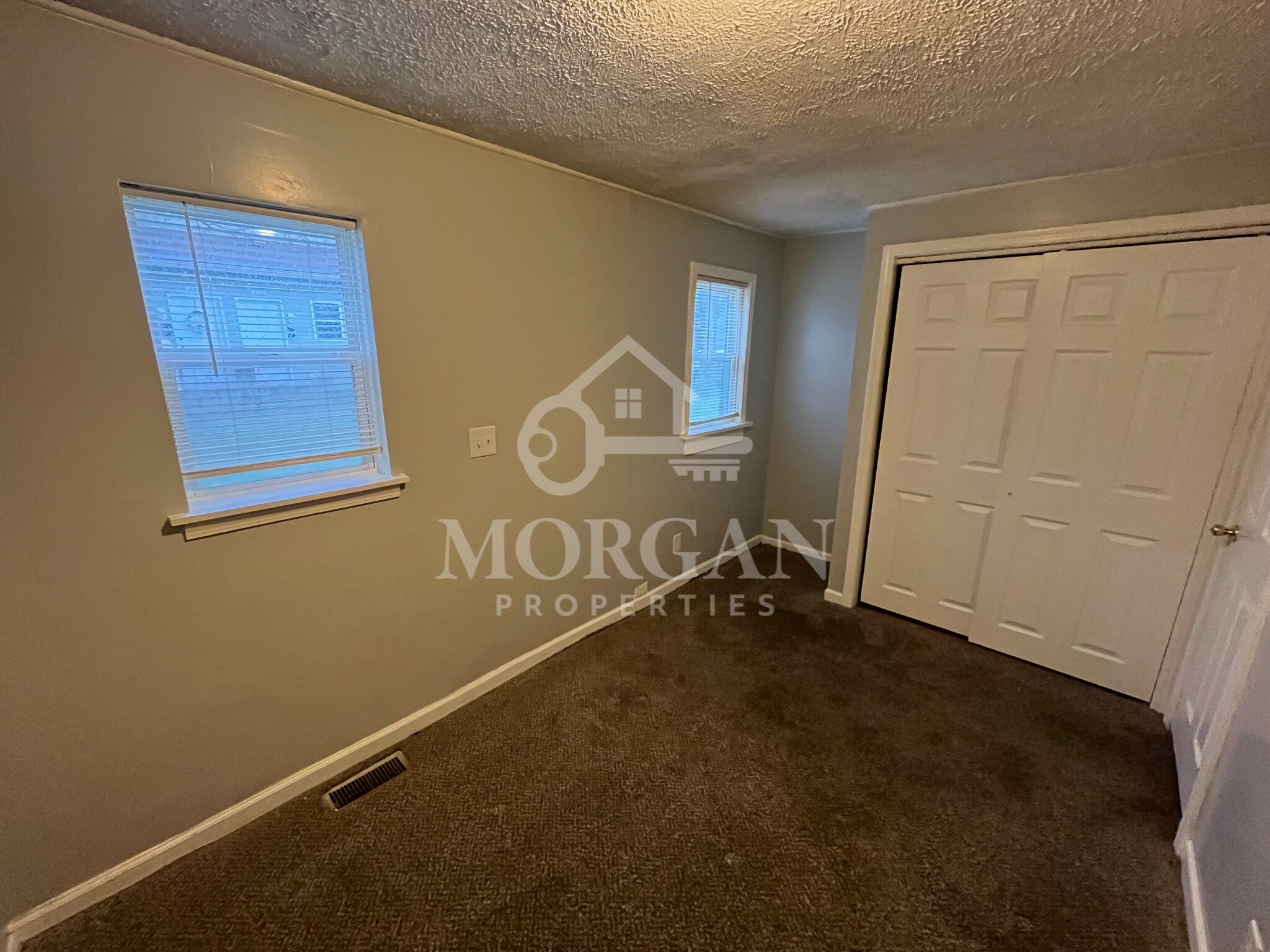 Building Photo - 830 E 7th St