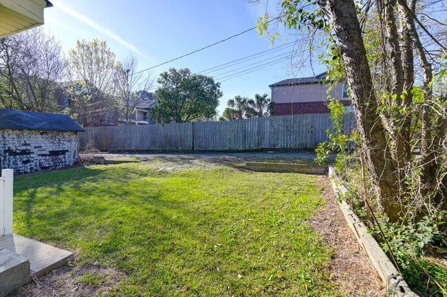 Building Photo - Beautiful historic home for rent in The Av...