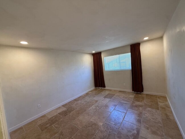 Building Photo - Beautifully updated condo!