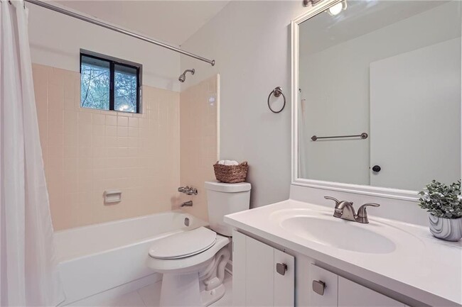 Building Photo - 3020 Woodland Dr NW