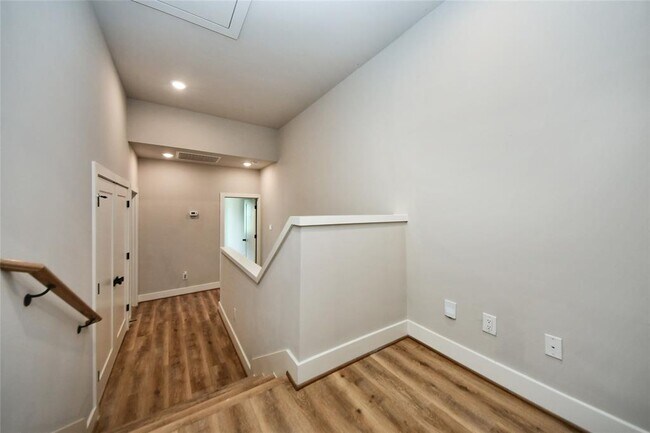 Building Photo - 2189 Mansfield St