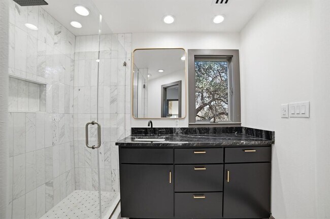 Building Photo - 2700 Marina Shores Dr