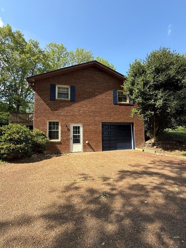 Building Photo - 3 BR 2 Bath Brick home