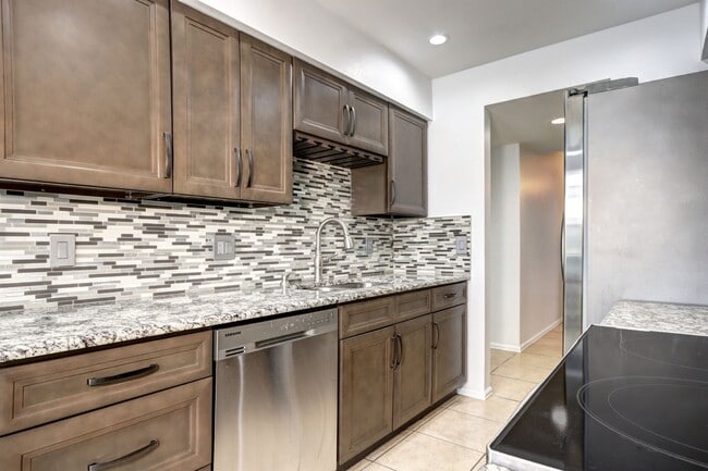 Building Photo - 2 bed 1 bath Condo in Victoria Crossing II