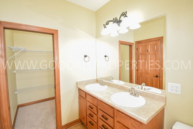 Building Photo - Beautiful 4 Bedroom in Waukee
