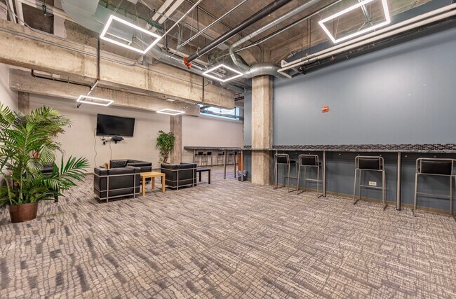 Building Photo - 210 S Desplaines St