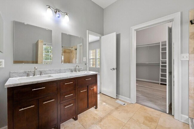 Building Photo - 880 Melody Ln